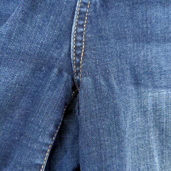 Time & Tru Women's Mid Rise Jean Shorts Blue Size 6 Distressed Cotton Blend - Picture 9 of 14